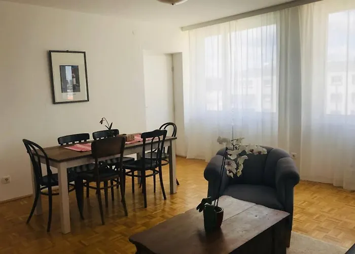 Mitten Im Achten. Zentrale In * Vídeň