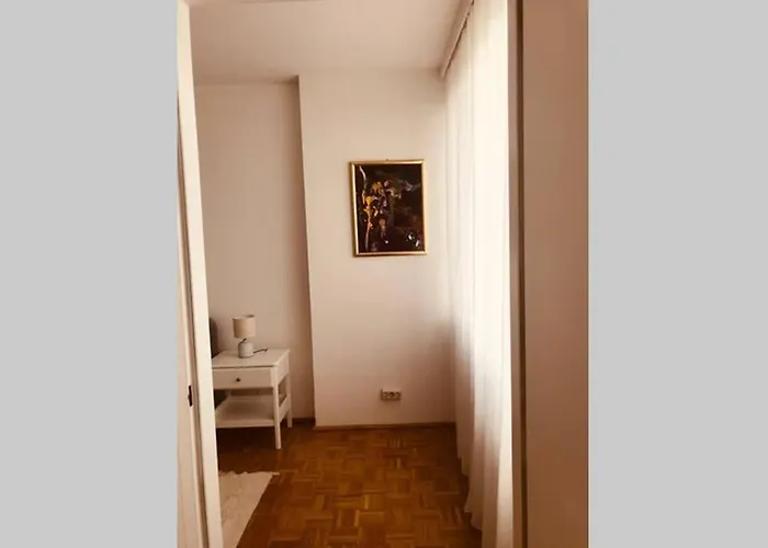 Mitten Im Achten. Zentrale In Apartmán *