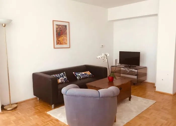 Mitten Im Achten. Zentrale In Vídeň