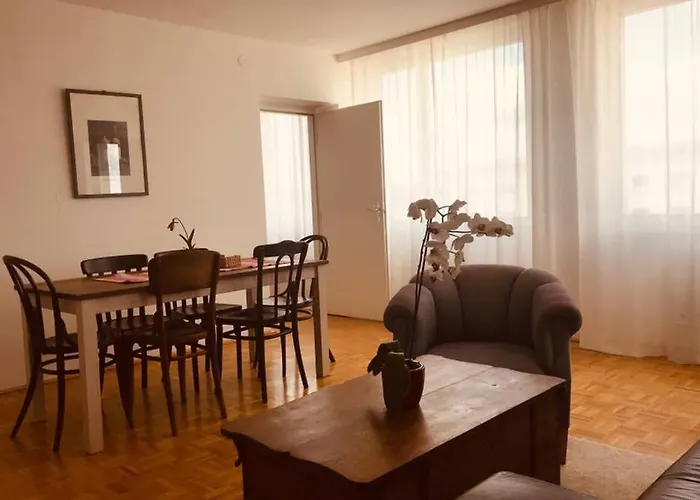 Mitten Im Achten. Zentrale In *