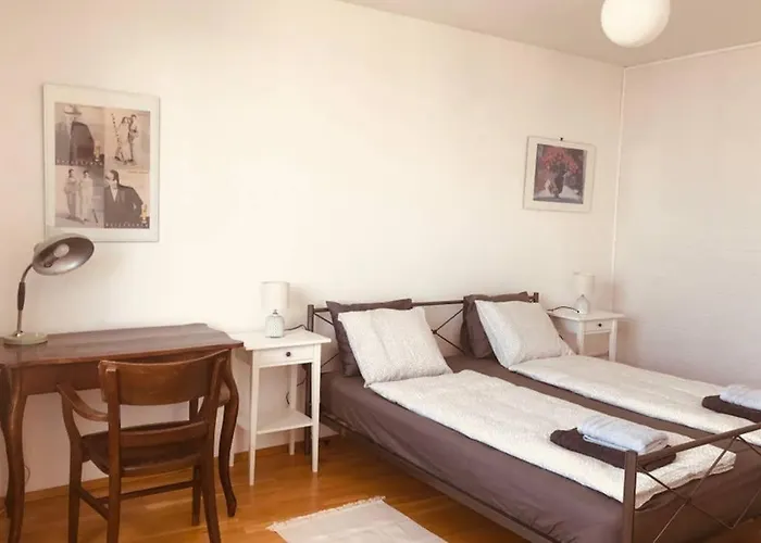 Mitten Im Achten. Zentrale In * Vídeň